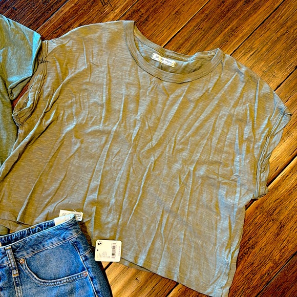 Free People Bundle!
Beginners Luck Slouch Shorts and 2 shirts! - Picture 11 of 12